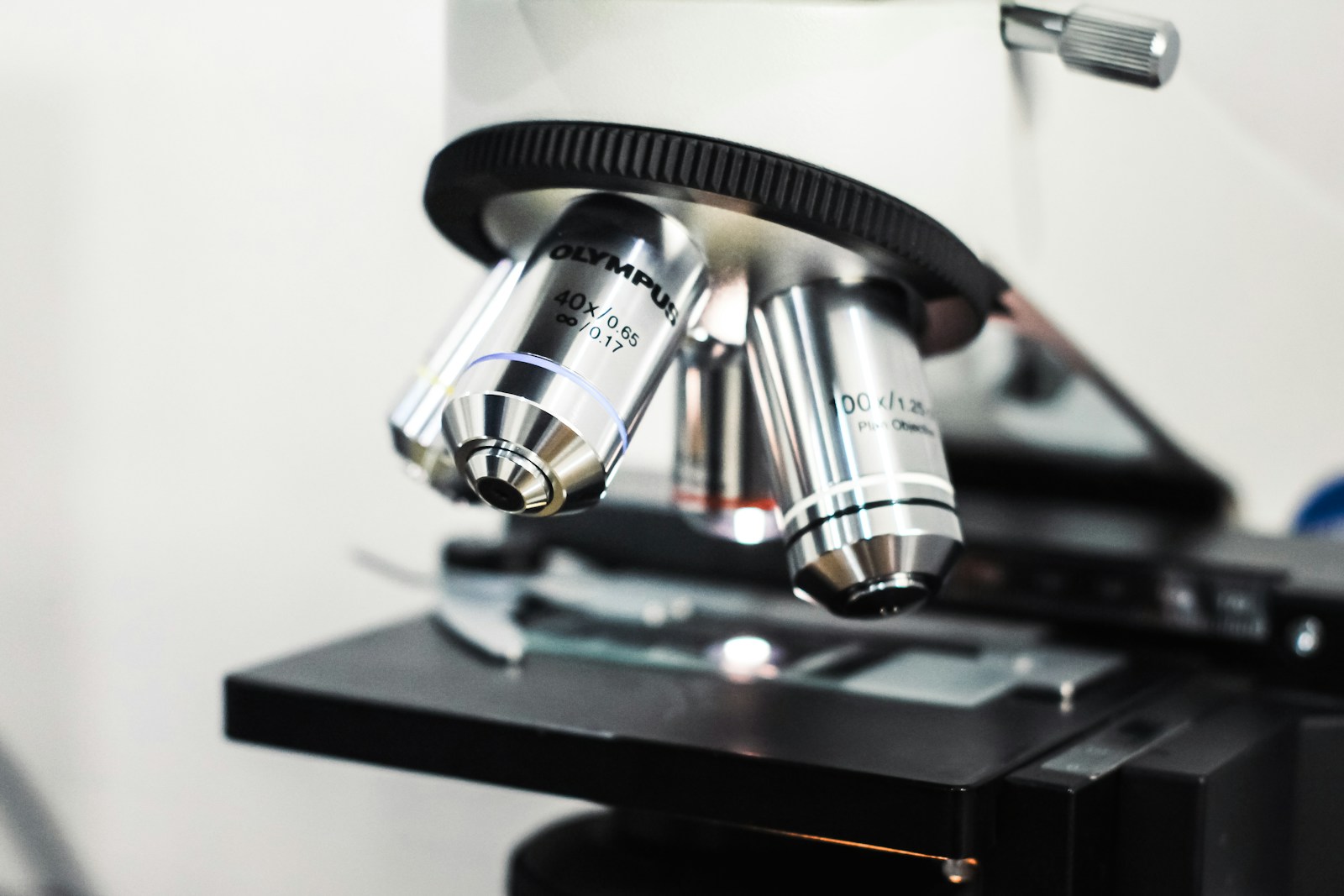 a microscope with a microscope attached to it